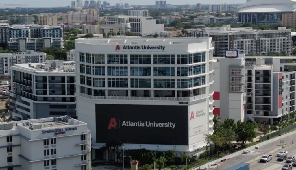 Edificio principal de Atlantis University en el campus University Park