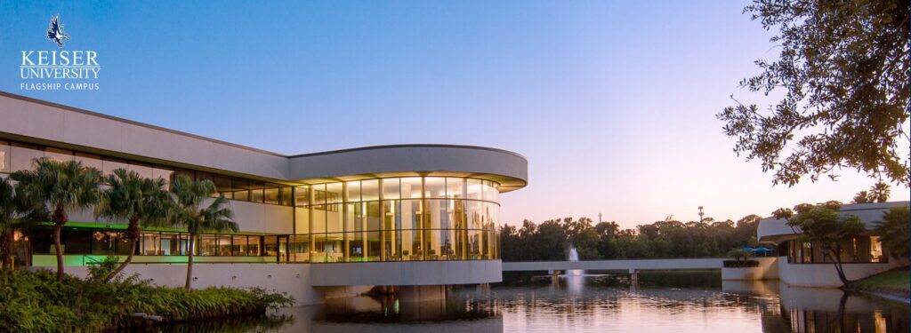 Edificio principal del campus Flagship de Keiser University en West Palm Beach al atardecer