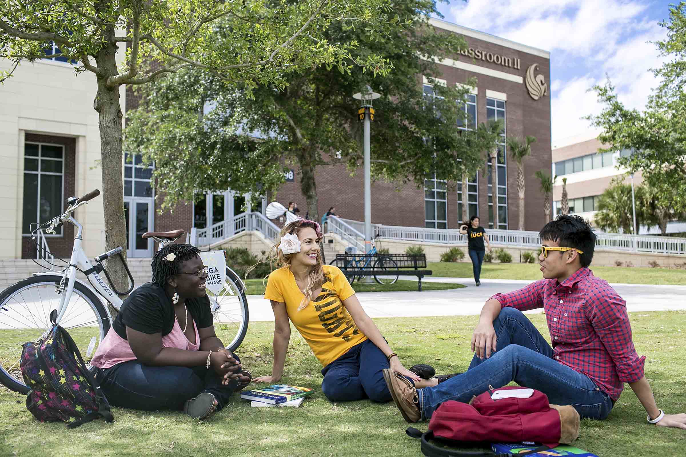 UCF main campus classroom building in Orlando — estudiantes frente a un edificio del campus de la University of Central Florida