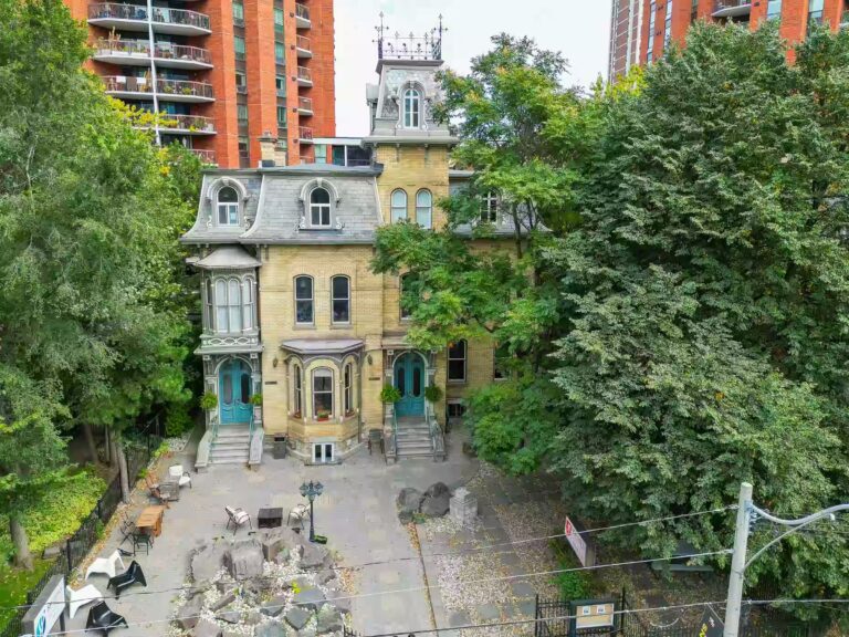 Edificio histórico de la escuela OHC Toronto visto desde arriba
